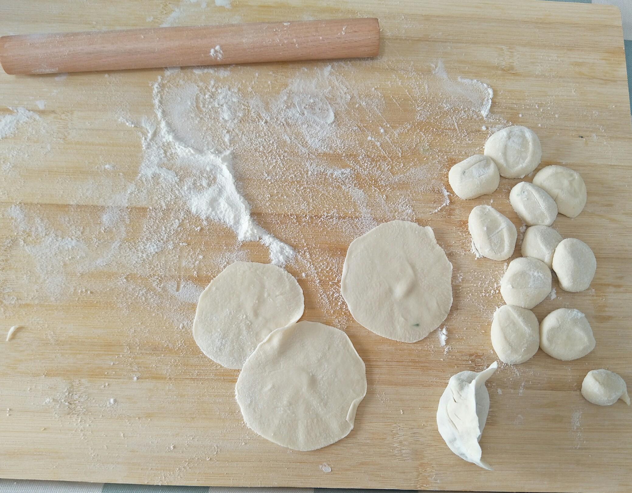 包饺子和面用冷水还是热水（饺子不露馅的诀窍）-7