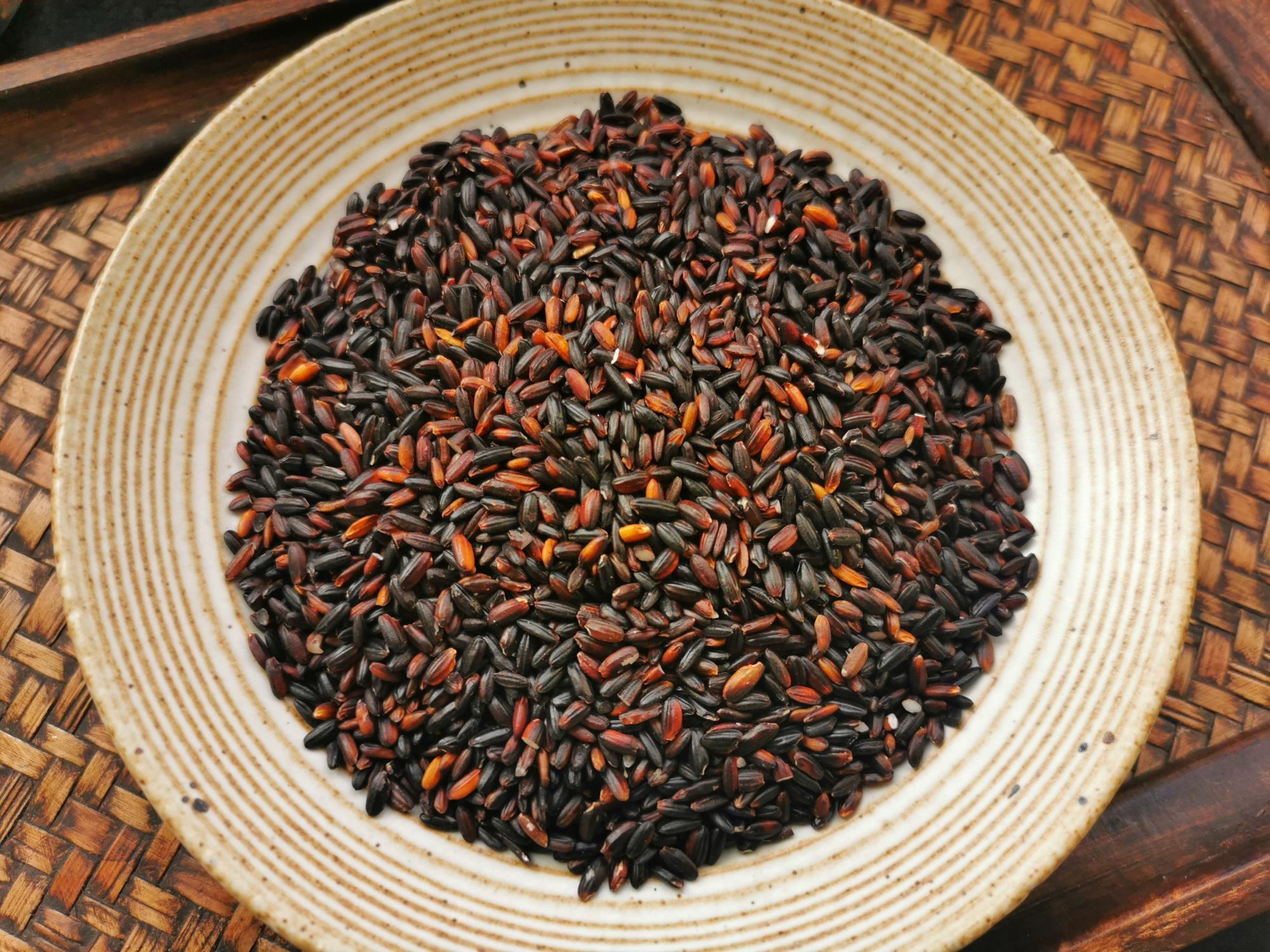 紫米和黑米的区别（怎么区分黑米、紫米、血糯米）