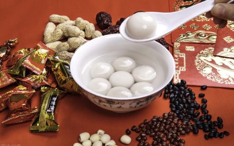 元宵节吃汤圆还是饺子（元宵和汤圆是一种东西吗）