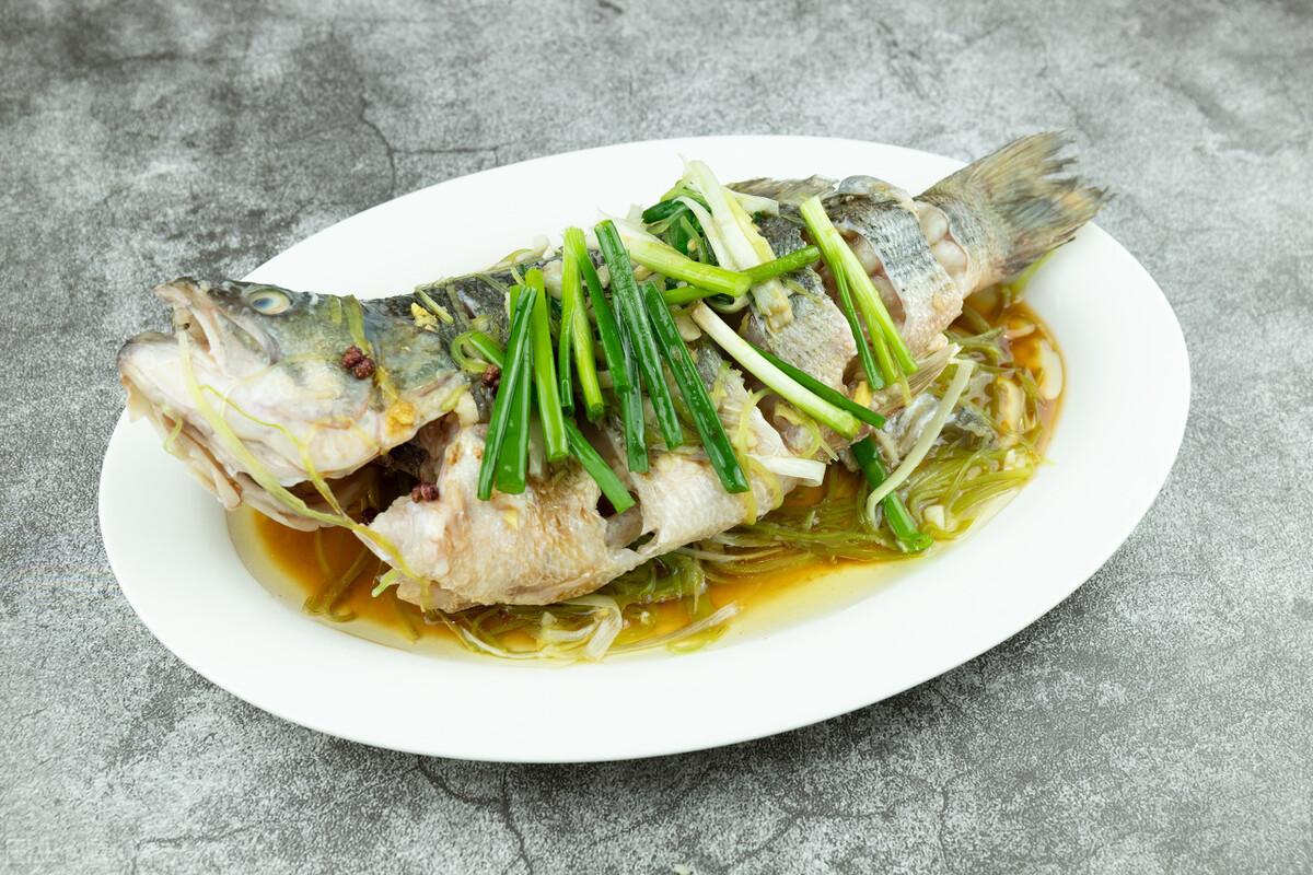 鲈鱼蒸10分钟够吗（清蒸鲈鱼需要蒸几分钟）-3