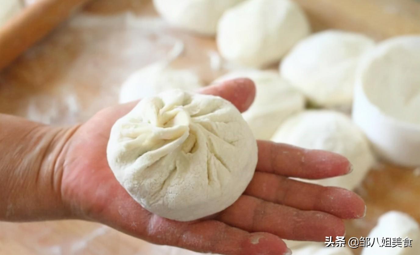 蒸包子一直大火吗（在家蒸包子是热水好还是冷水好）-2