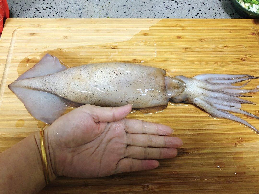 鱿鱼须外面紫色皮怎么去掉（酱香鱿鱼的家常做法窍门）-1