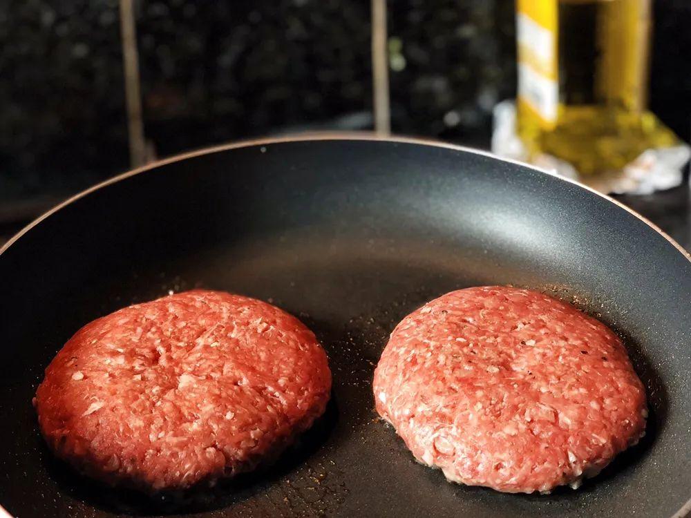 超汉堡微波炉加热多久（汉堡牛肉饼的做法）-9