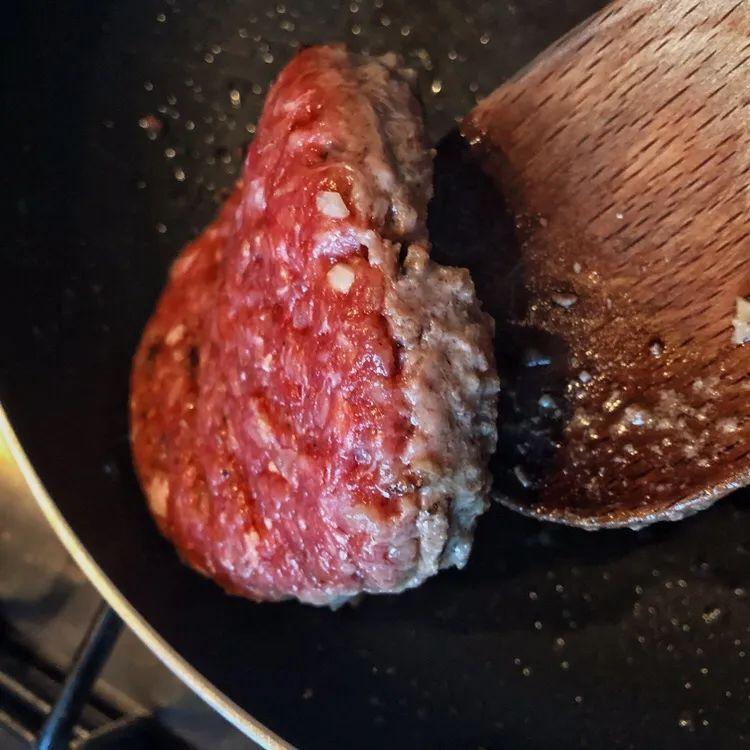 超汉堡微波炉加热多久（汉堡牛肉饼的做法）-10