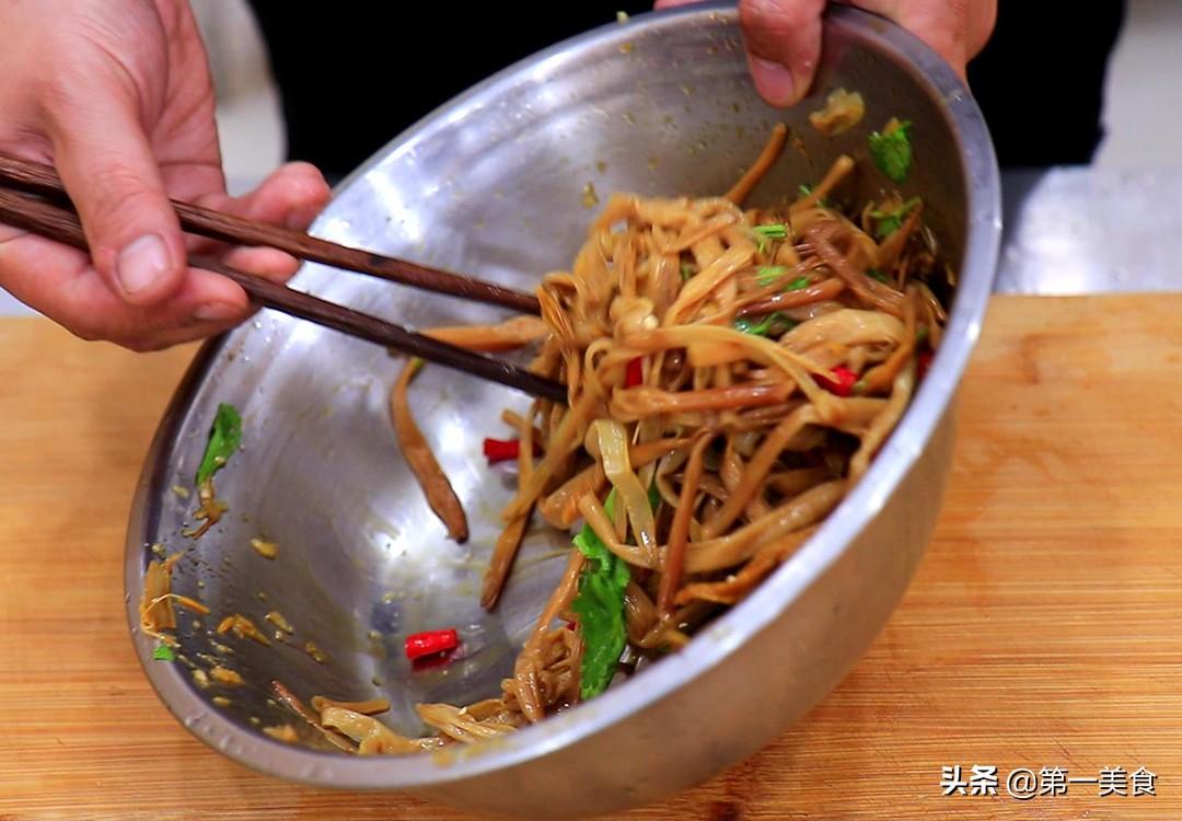 干黄花菜要泡多久才可以煮（凉拌黄花菜的家常做法）-5