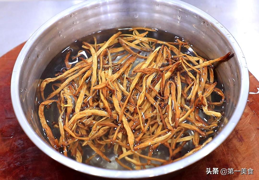 干黄花菜要泡多久才可以煮（凉拌黄花菜的家常做法）-2