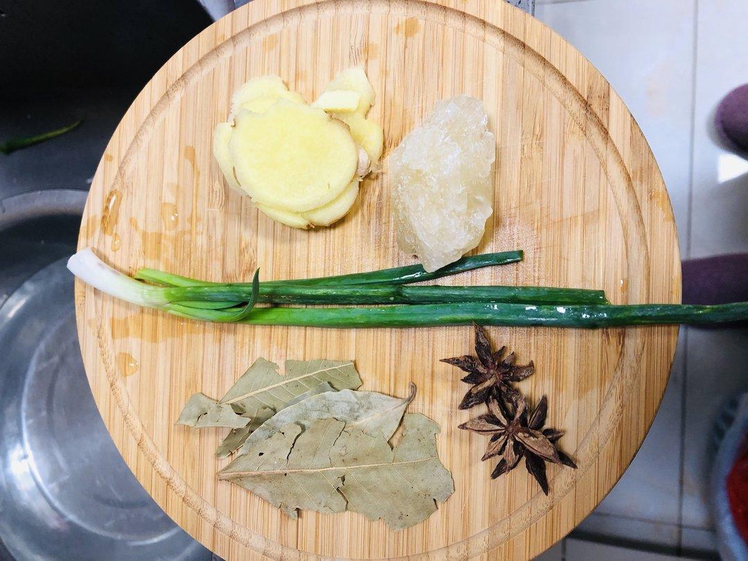 鱿鱼须外面紫色皮怎么去掉（酱香鱿鱼的家常做法窍门）-3