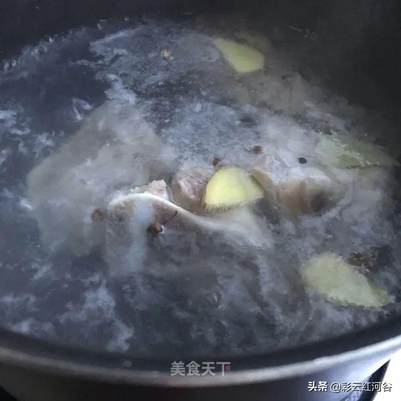 羊肚菌煮多久可以吃（羊肚菌玉米龙骨汤的做法）-4