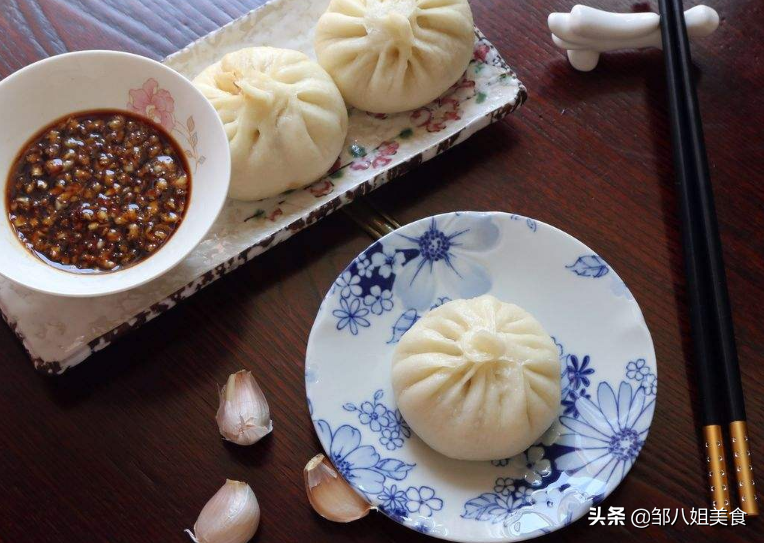 蒸包子一直大火吗（在家蒸包子是热水好还是冷水好）-9