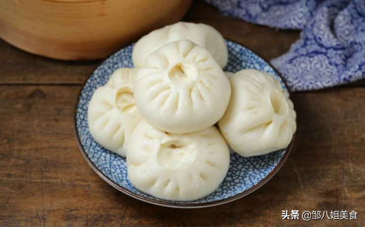 蒸包子一直大火吗（在家蒸包子是热水好还是冷水好）-1