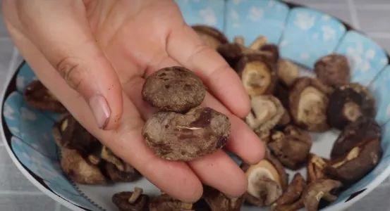 香菇坏了是什么样子的（选购香菇的技巧和注意事项）-6