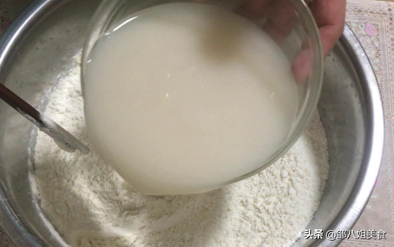 蒸包子一直大火吗（在家蒸包子是热水好还是冷水好）-4