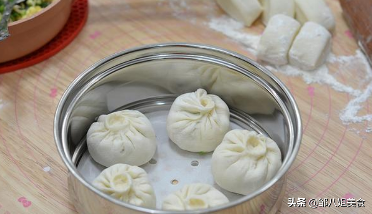 蒸包子一直大火吗（在家蒸包子是热水好还是冷水好）-6