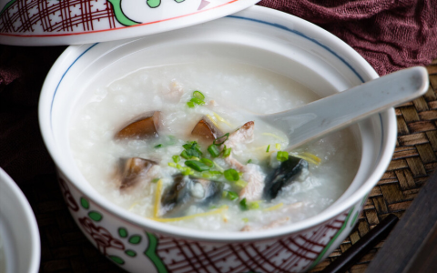 皮蛋瘦肉粥怎么做不腥（皮蛋怎么去腥味窍门）