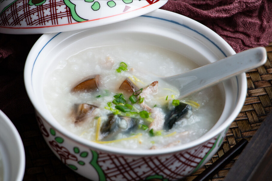 皮蛋瘦肉粥怎么做不腥（皮蛋怎么去腥味窍门）-1