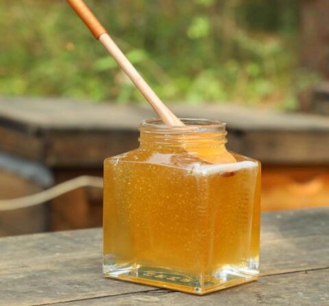 蜂蜜用什么瓶子装最好（蜂蜜为什么不能用玻璃瓶装）-3
