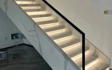 楼梯玻璃扶手栏杆效果图（岩板楼梯玻璃扶手工艺安装教程）