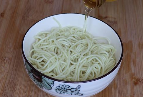 热干面的面条是哪种面（热干面的正确配方）-9