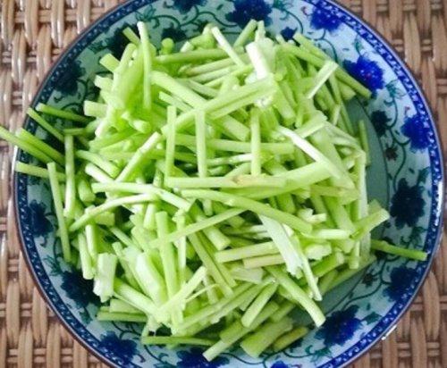炒芦蒿要不要焯水（芦蒿怎么炒好吃）-3