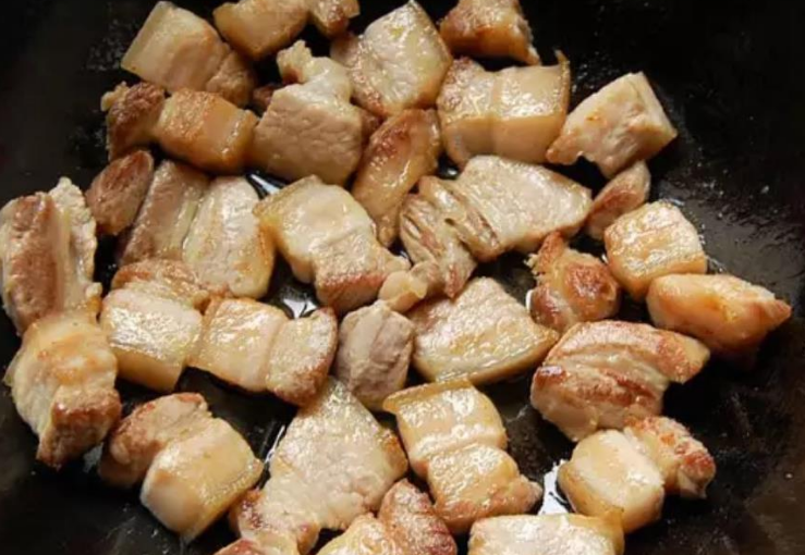 红烧肉什么时候放盐最合适（红烧肉怎么做最好吃又简单）-5