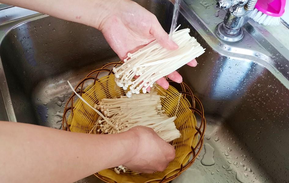 金针菇要煮多久才熟（凉拌金针菇的调料配方）-4