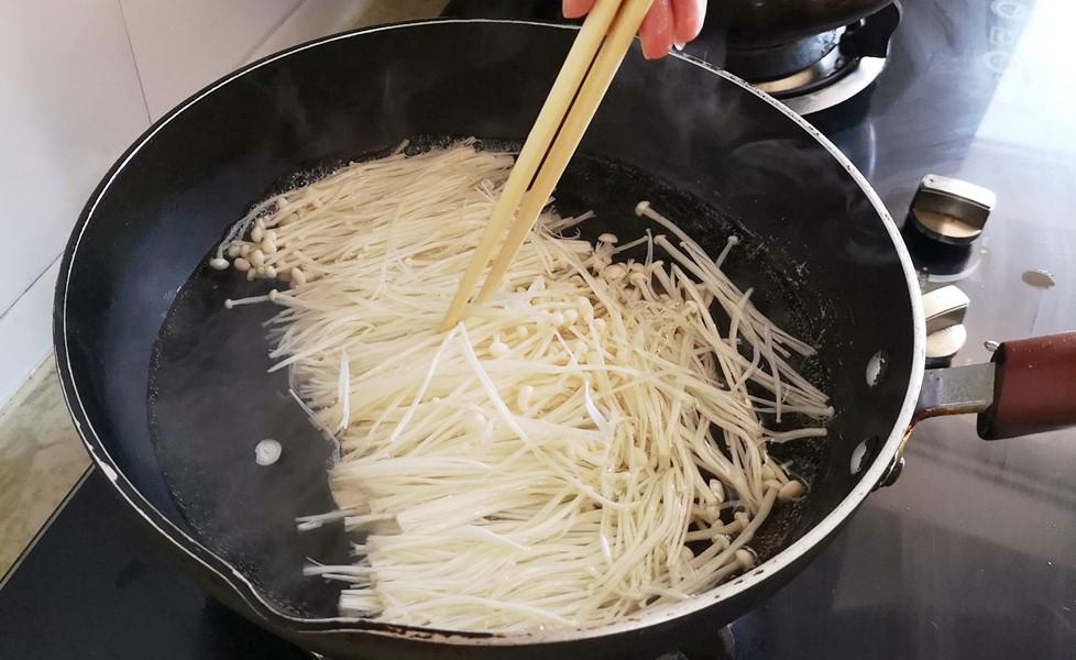 金针菇要煮多久才熟（凉拌金针菇的调料配方）-5