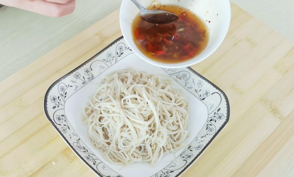 金针菇要煮多久才熟（凉拌金针菇的调料配方）-7