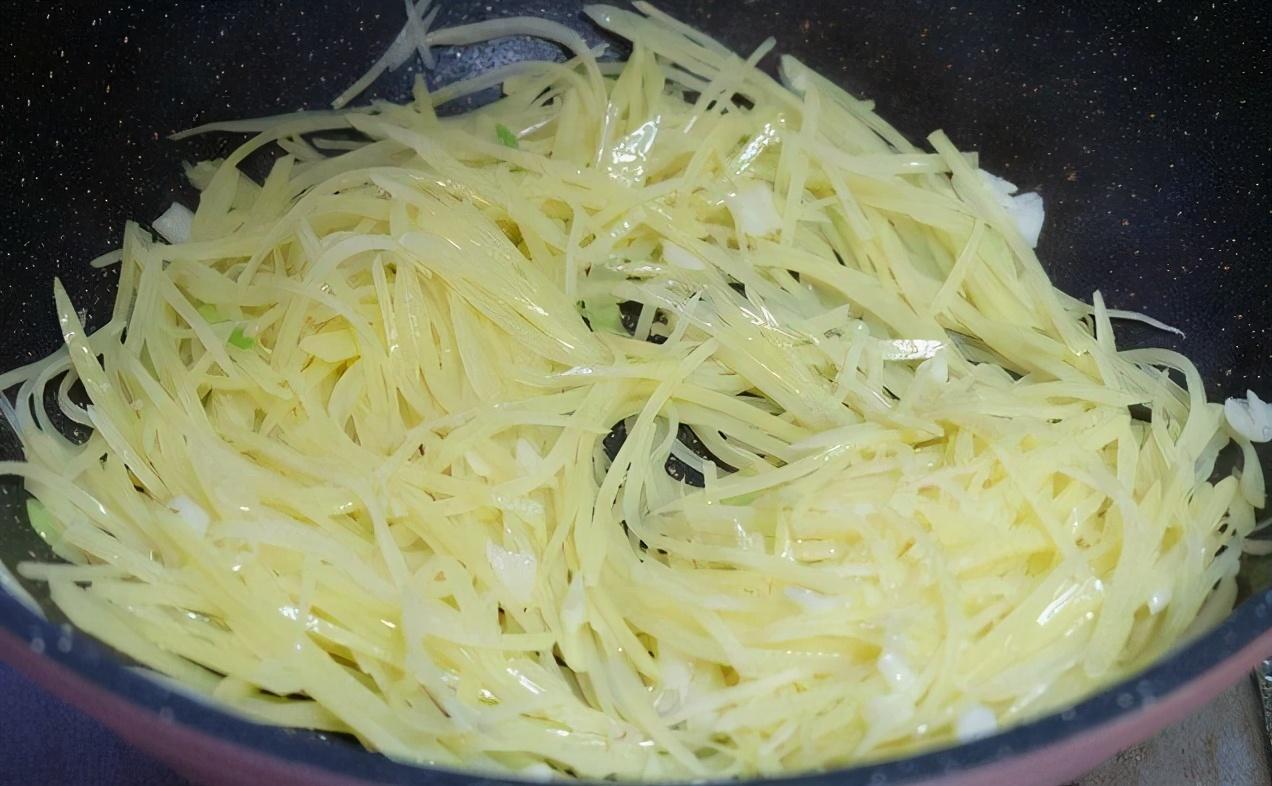 土豆炒得脆是没熟吗（怎么炒土豆丝又脆又好吃）-6