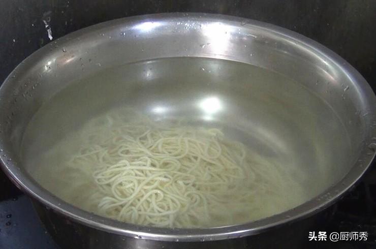 油泼面的酱汁怎么调配（家常油泼面的制作方法）-4
