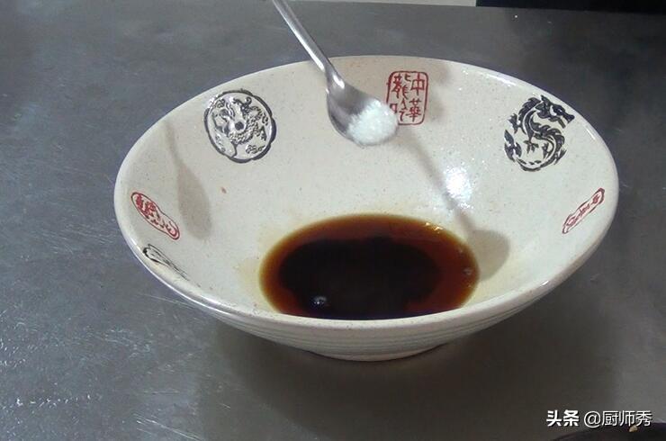 油泼面的酱汁怎么调配（家常油泼面的制作方法）-3