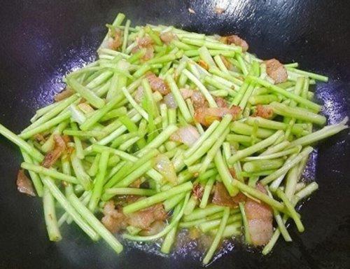 炒芦蒿要不要焯水（芦蒿怎么炒好吃）-1