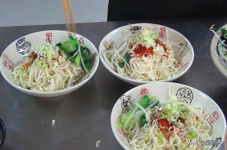 油泼面的酱汁怎么调配（家常油泼面的制作方法）-5