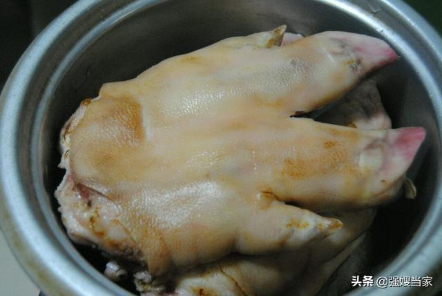 高压锅炖猪蹄的家常做法窍门（怎样炖猪蹄又烂又好吃）-4