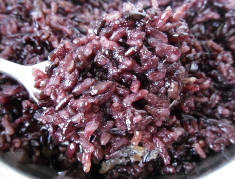 黑米要泡多久才能蒸饭（黑米怎么蒸米饭才软）-5