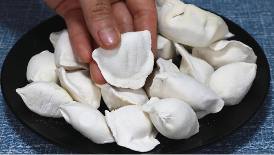 速冻饺子冷水下锅还是热水（冷冻饺子正确煮法）-1