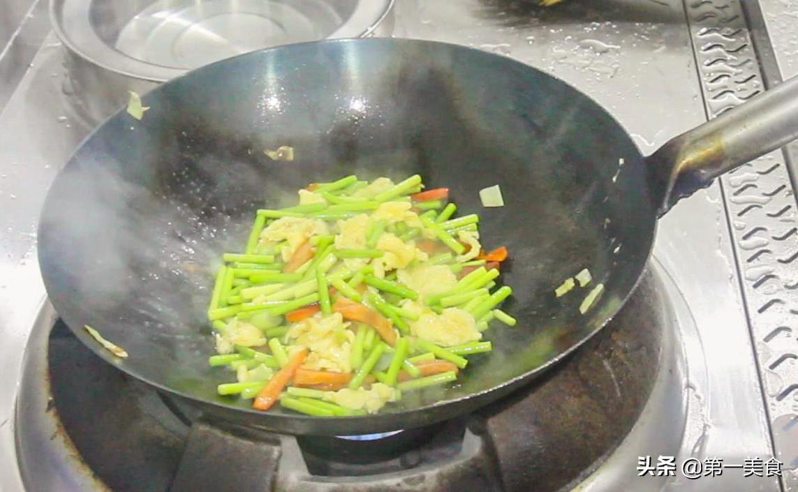 蒜苔炒鸡蛋的家常做法-6