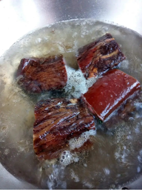 腊肉冷水煮还是开水煮（煮腊肉的正确方法）-2