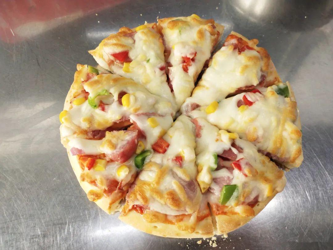 披萨怎么做需要什么材料_披萨上面放哪些配菜-1