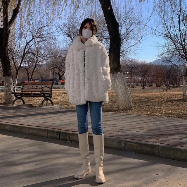 白色靴子怎么搭配冬装（白长靴一般怎样搭配好看女）-10