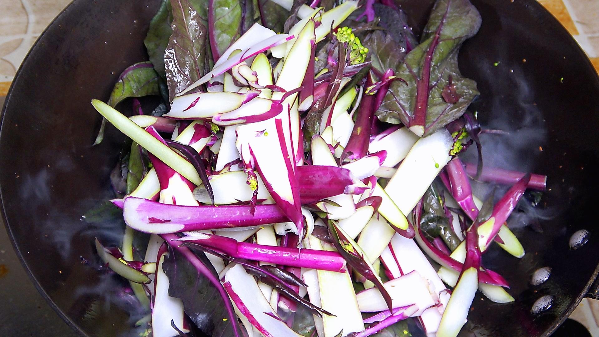 红菜苔的做法大全家常菜 菜苔炒腊肉的做法窍门-8