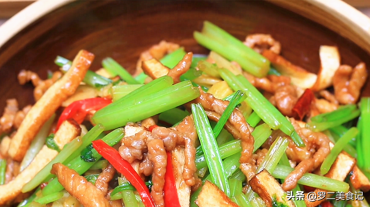 香干炒芹菜炒肉怎么炒？-2