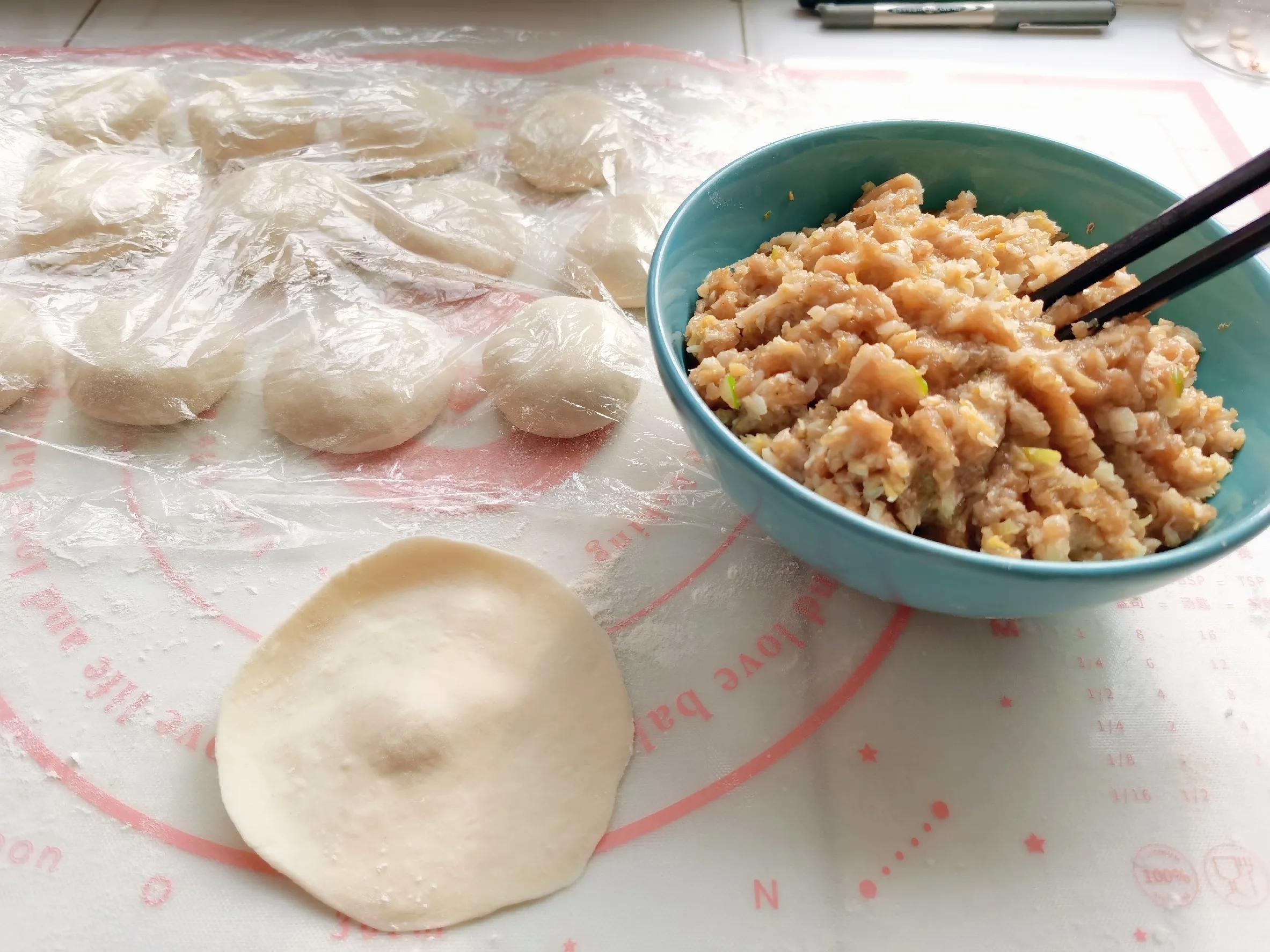 酸菜饼怎么做又软又好吃（酸菜馅饼的家常制作方法）-8