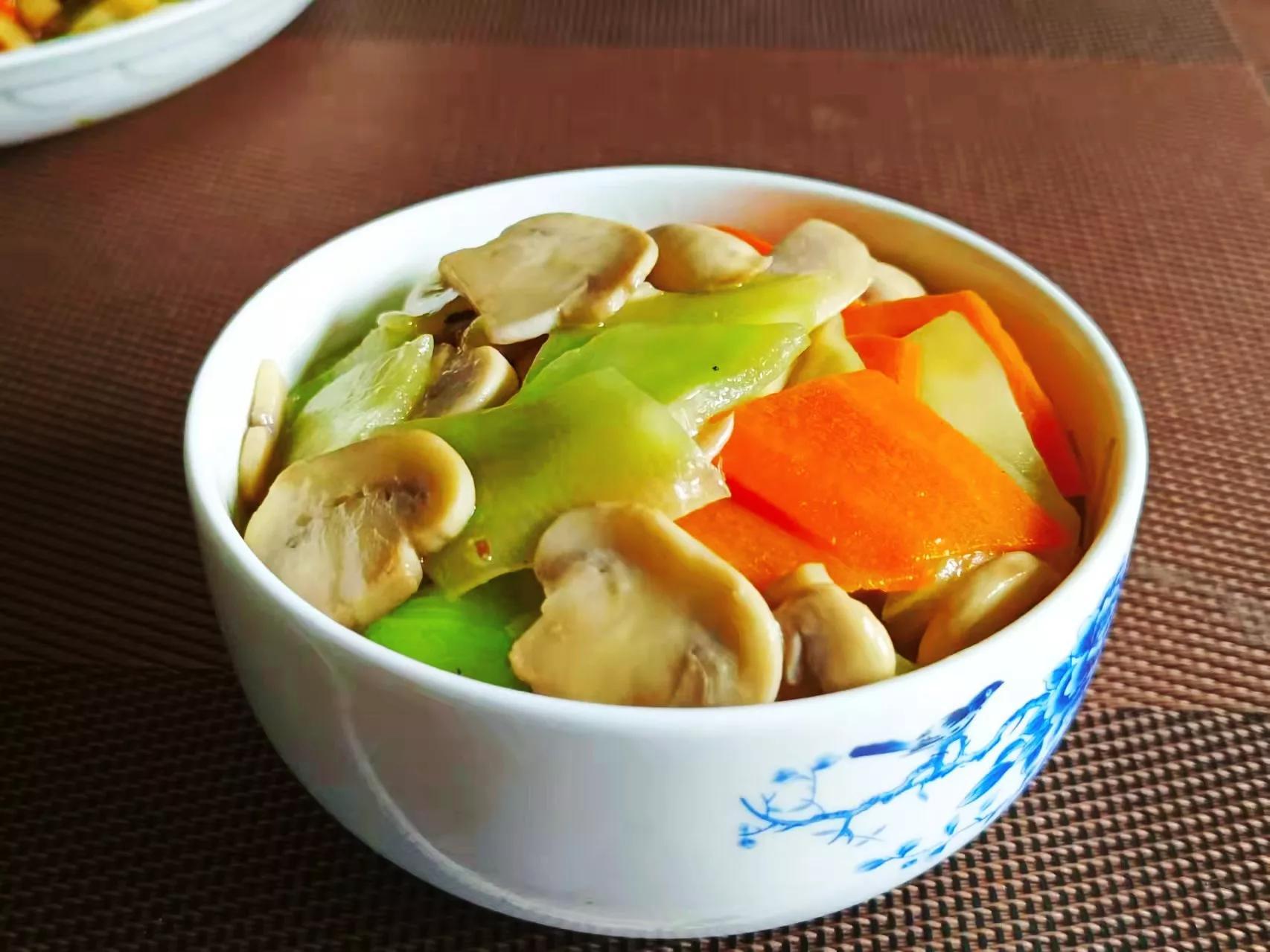 口蘑是什么季节的食物（口蘑炒莴笋的做法）-1
