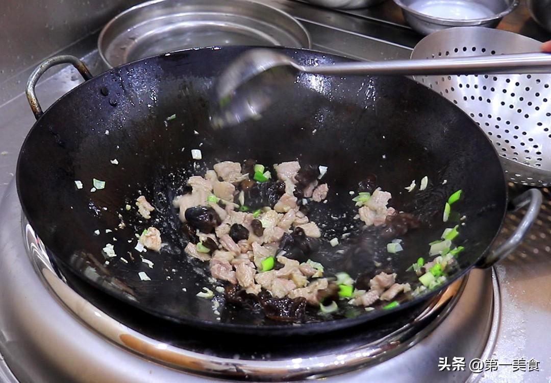 西兰花炒肉片怎么炒好吃（蚝油西兰花最正宗做法）-5