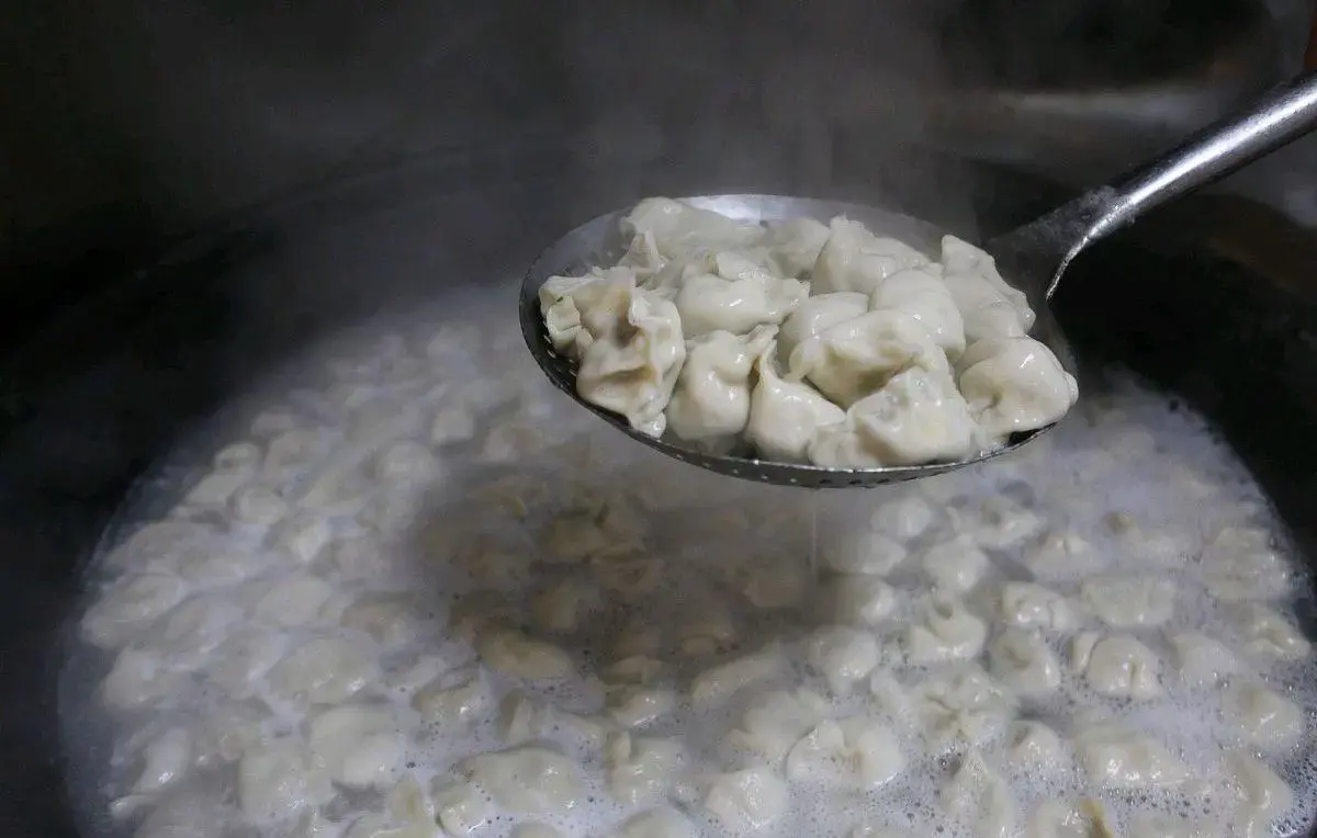 速冻饺子是不是飘起来就熟了 水饺熟了怎么看-4