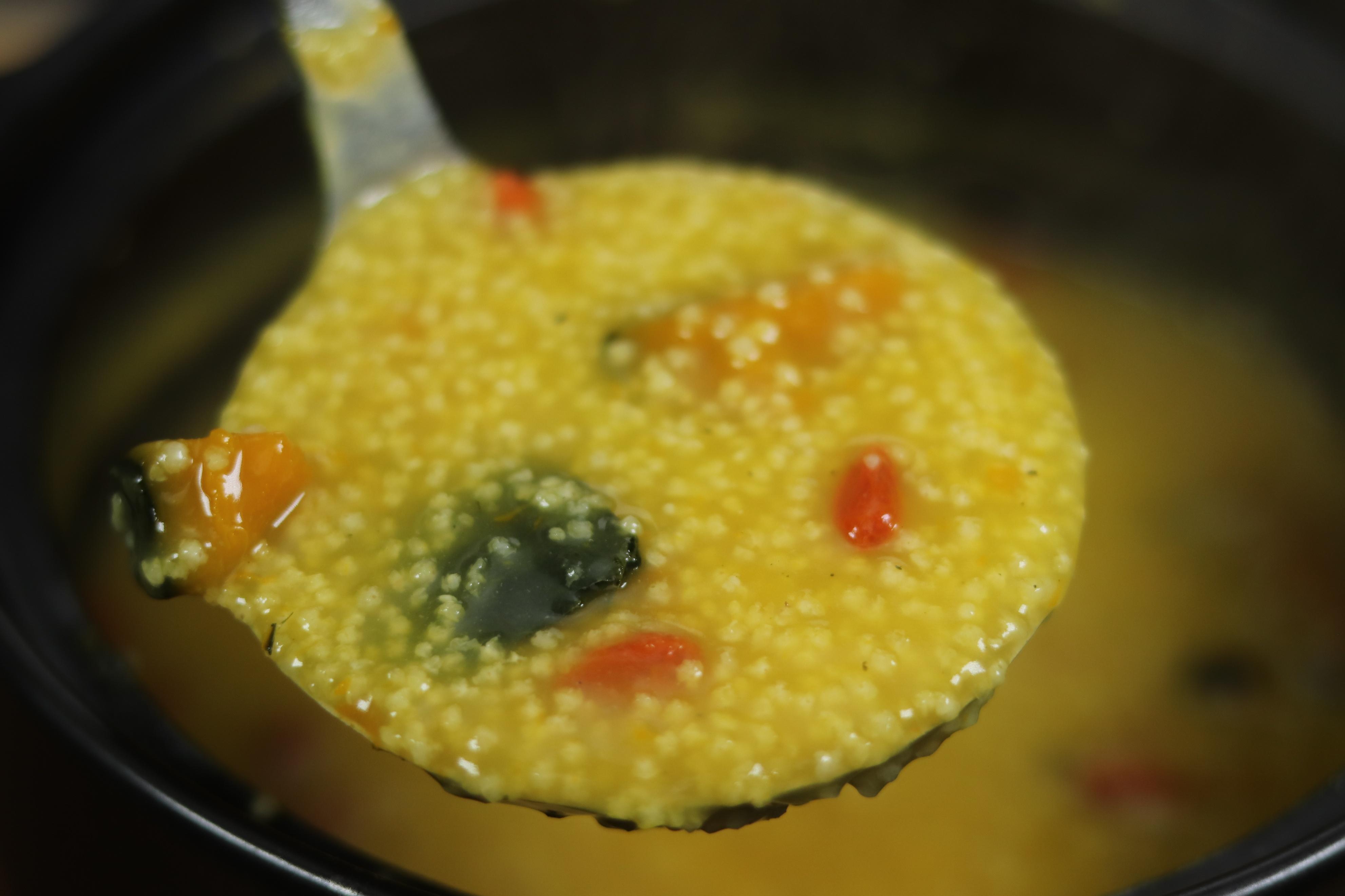 小米粥的做法水和米的比例（小米粥煮10分钟能熟吗）-5