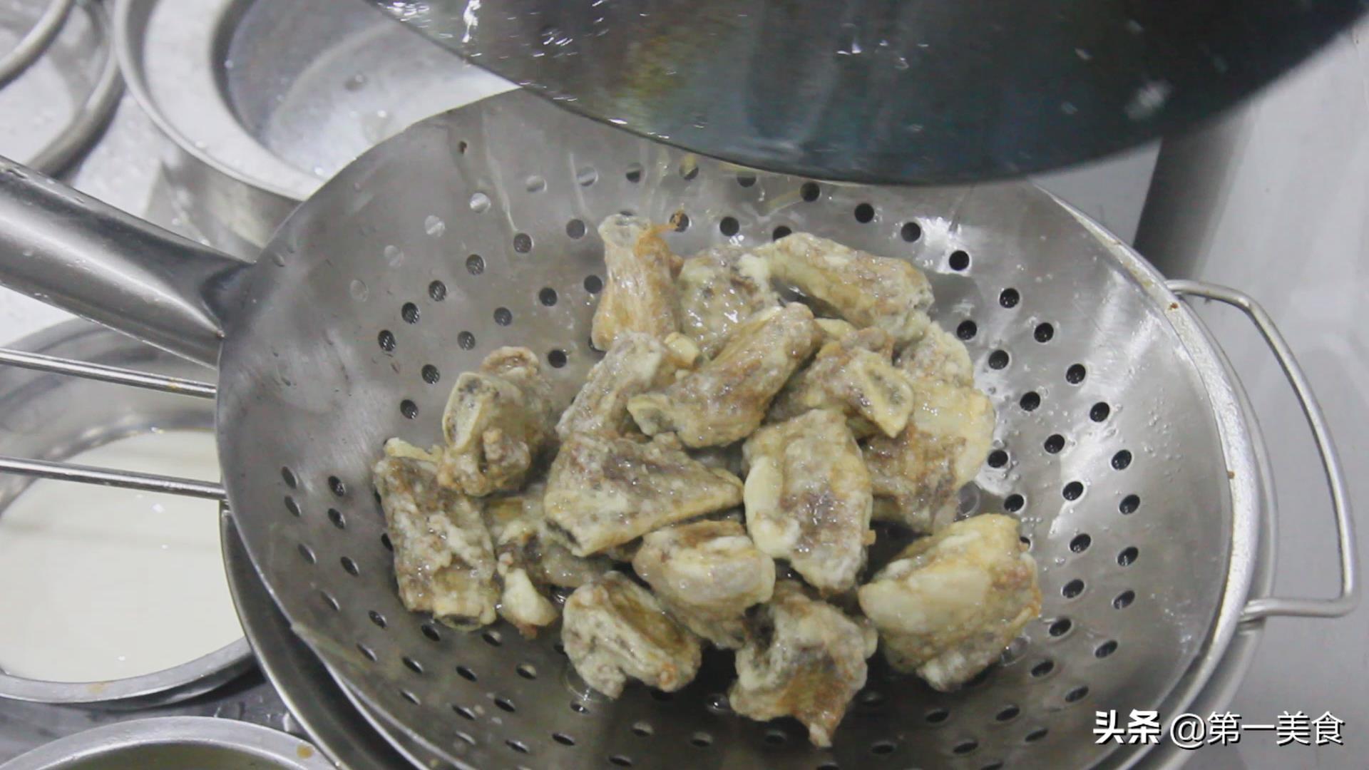 糖醋排骨怎么做才好吃（饭店里糖醋排骨的做法）-10