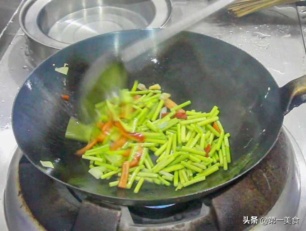 蒜苔炒鸡蛋的家常做法-5