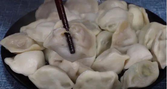 速冻饺子冷水下锅还是热水（冷冻饺子正确煮法）-6