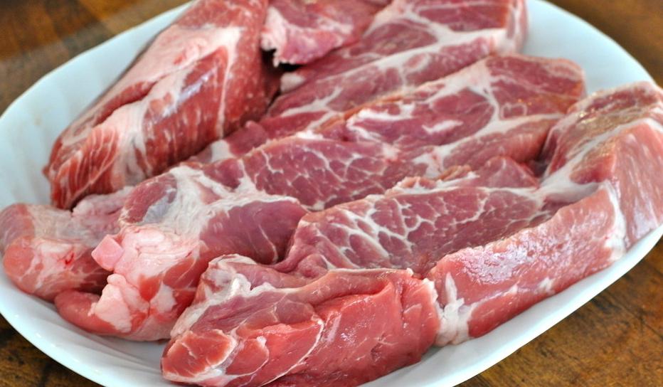 猪肉忘放冰箱有点臭了怎么办（怎样判断生肉坏了）-2